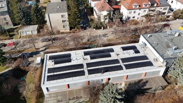 PCOE zrychlilo výstavbu fotovoltaik a&nbsp;ušetří Praze miliony ročně