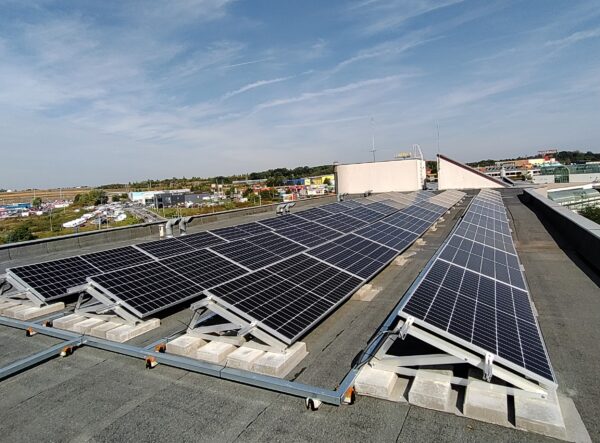 PCOE sdílí elektrickou energii z&nbsp;fotovoltaických elektráren do městských organizací